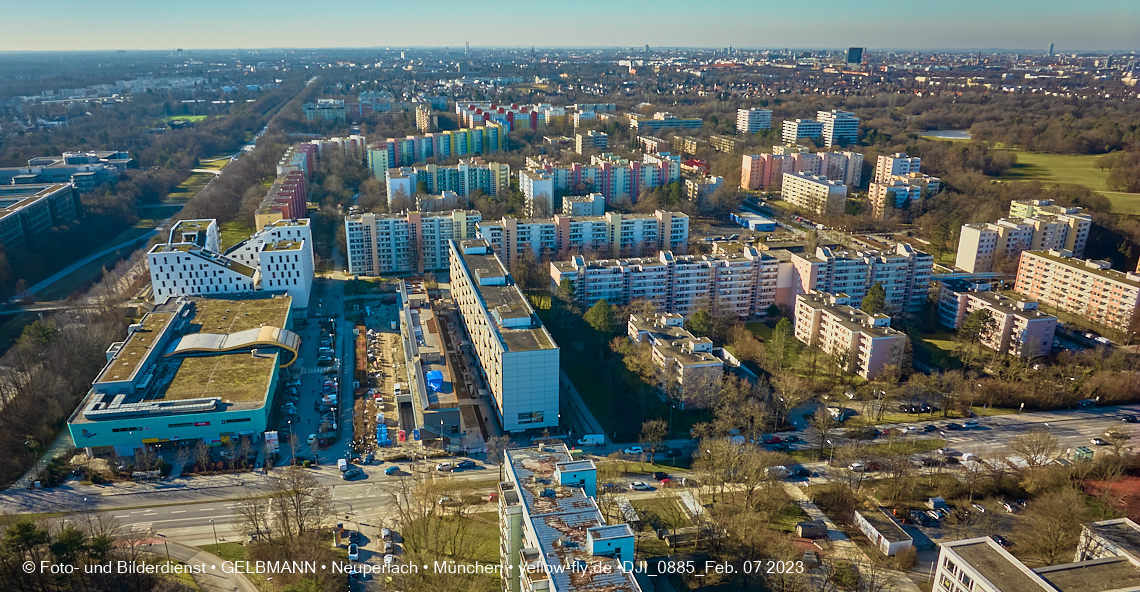 07.02.2023 - Luftbilder von der Montessori Schule im Plettzentrum Neuperlach